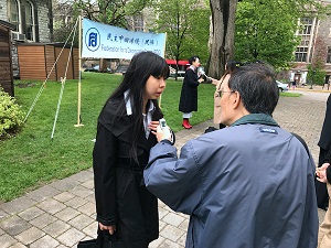 18岁的王平在接受记者采访